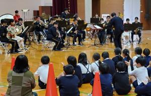 松橋小学校安全・安心コンサートの演奏の写真