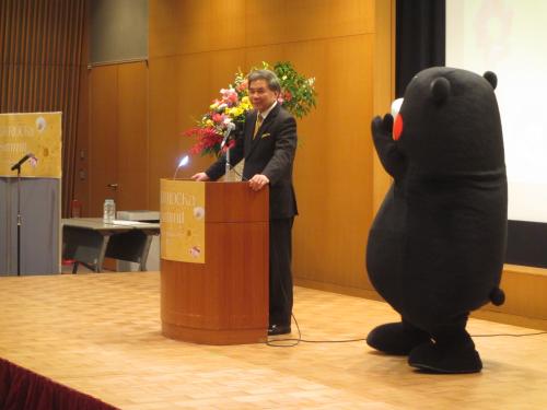 くまモンとともに挨拶する知事