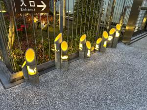 新宿区漱石山房記念館玄関の竹あかり、アップの写真