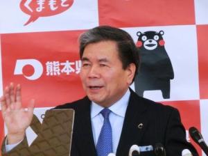 コメントする蒲島知事の写真