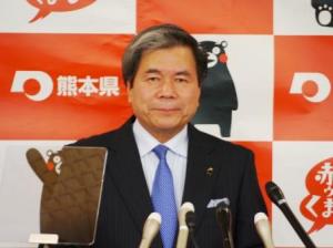 記者からの質問に答える蒲島知事の写真