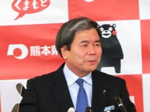 記者からの質問に答える蒲島知事の写真