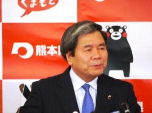 記者からの質問に答える蒲島知事の写真