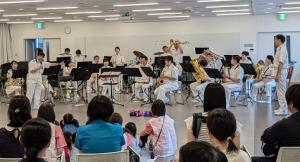 はあとらんど「安全・安心コンサート」での音楽隊演奏の写真