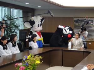蒲島知事への牛乳を贈呈式