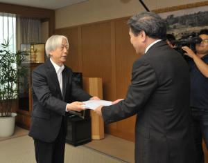 熊本県「無らい県運動」検証委員会報告書の知事への提出式