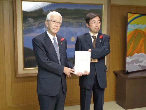 知事手交
