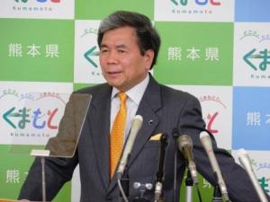 記者からの質問に答える蒲島知事の写真