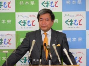 記者からの質問に答える蒲島知事の写真