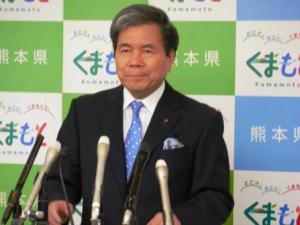 コメントする蒲島知事の写真