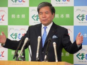 記者からの質問に答える蒲島知事の写真