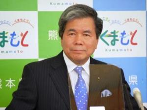 記者からの質問に答える蒲島知事の写真