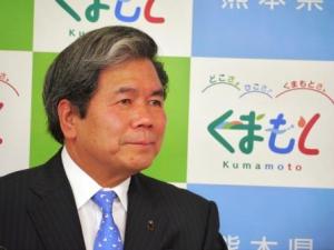 記者からの質問に答える蒲島知事の写真