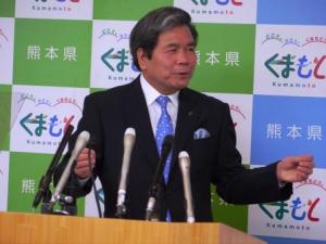 記者からの質問に答える蒲島知事の写真