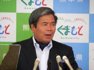 コメントする蒲島知事の写真