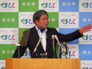 コメントする蒲島知事の写真