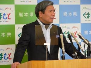 記者からの質問に答える蒲島知事の写真
