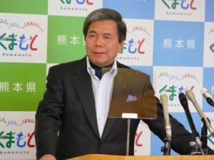 記者からの質問に答える蒲島知事の写真