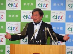 記者からの質問に答える蒲島知事の写真