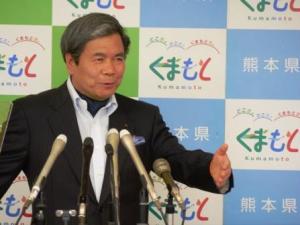 記者からの質問に答える蒲島知事の写真