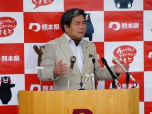コメントする蒲島知事の写真