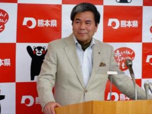 記者からの質問に答える蒲島知事の写真