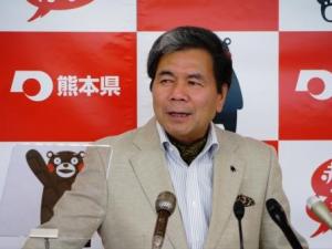 記者からの質問に答える蒲島知事の写真