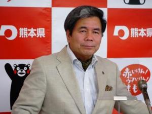 記者からの質問に答える蒲島知事の写真