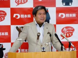 記者からの質問に答える蒲島知事の写真