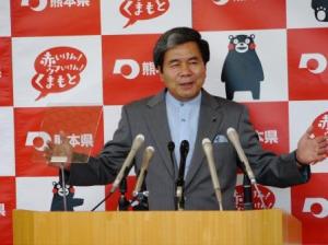 コメントする蒲島知事の写真