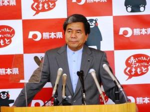 記者からの質問に答える蒲島知事の写真