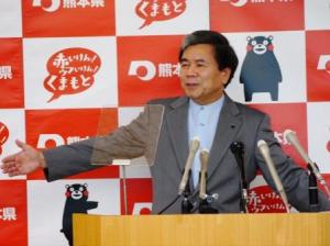 記者からの質問に答える蒲島知事の写真