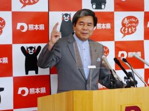 記者からの質問に答える蒲島知事の写真