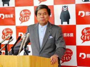 記者からの質問に答える蒲島知事の写真