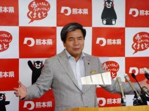 コメントする蒲島知事の写真