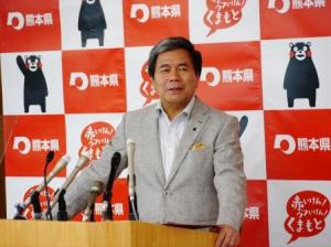 記者からの質問に答える蒲島知事の写真