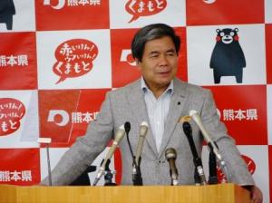 記者からの質問に答える蒲島知事の写真