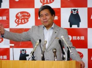 記者からの質問に答える蒲島知事の写真