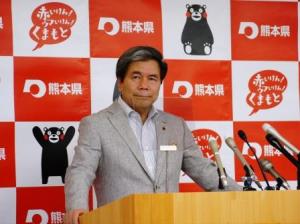 記者からの質問に答える蒲島知事の写真