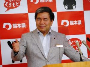記者からの質問に答える蒲島知事の写真