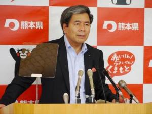 記者からの質問に答える蒲島知事の写真