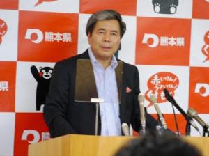 記者からの質問に答える蒲島知事の写真