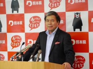 記者からの質問に答える蒲島知事の写真