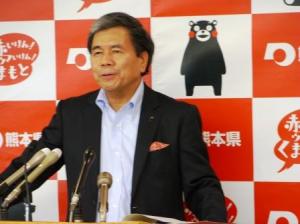 記者からの質問に答える蒲島知事の写真