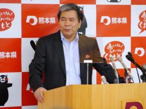 記者からの質問に答える蒲島知事の写真