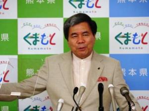 コメントする蒲島知事の写真