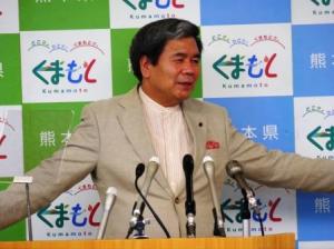 記者からの質問に答える蒲島知事の写真