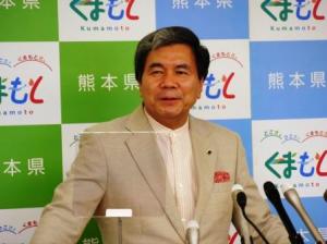 記者からの質問に答える蒲島知事の写真