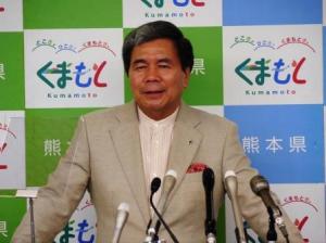 記者からの質問に答える蒲島知事の写真