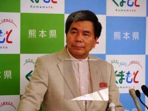 記者からの質問に答える蒲島知事の写真